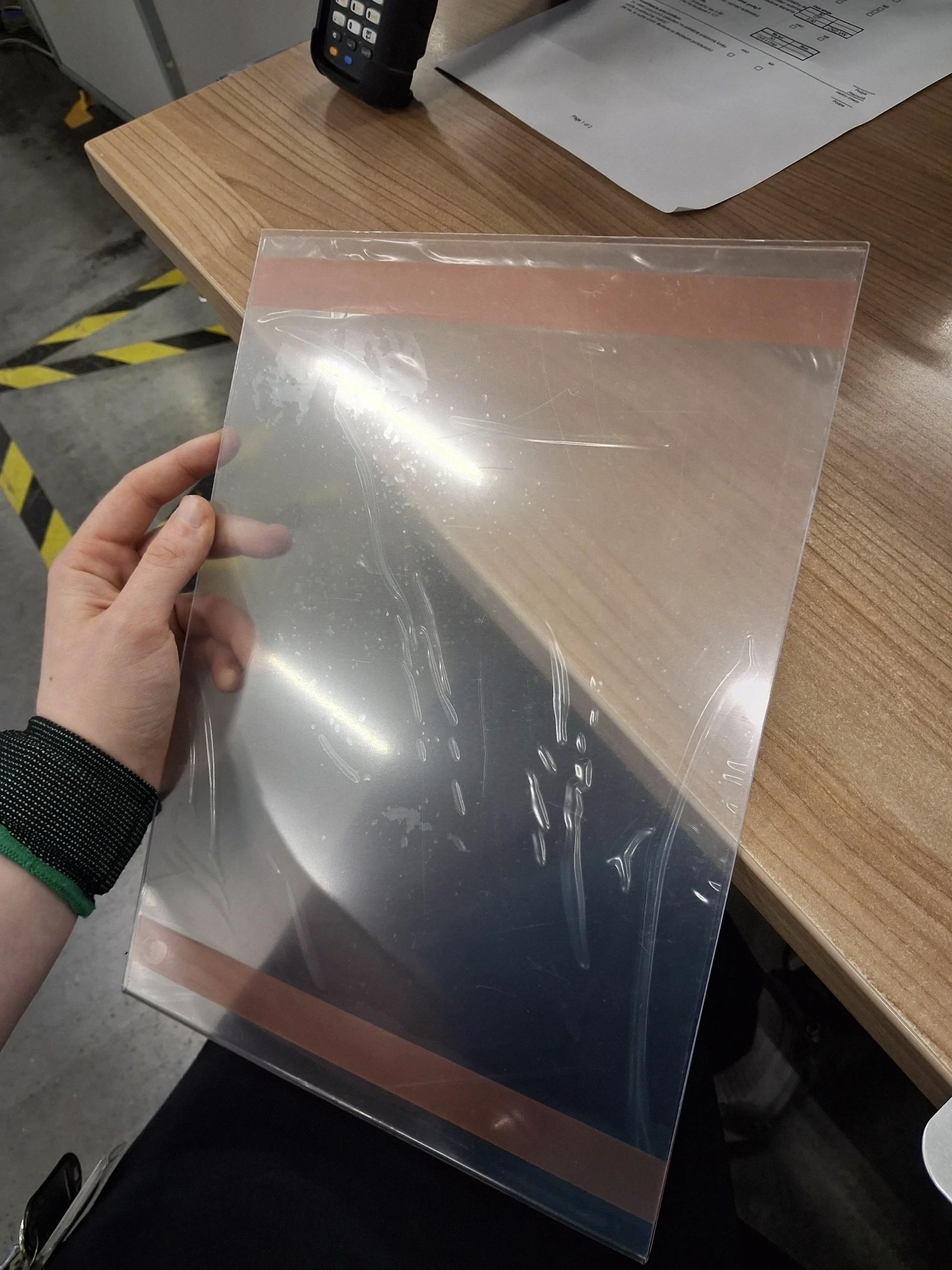 [IK220330-C] Samolepiaci držiak dokumentov A4, otvor na kratšej strane